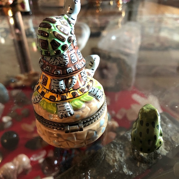 Collectible turtle trinket box. Little frog inside - Picture 2 of 4